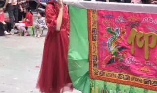 模特踩潮汕祠堂八仙桌拍照