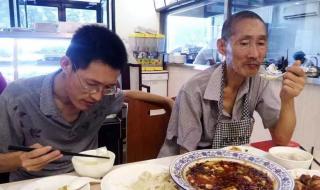 爸爸吃饭时还要放在里面
