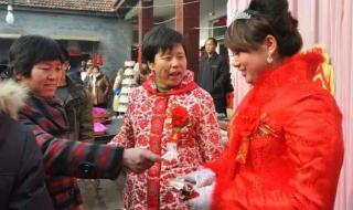 爸爸吃饭时还要放在里面