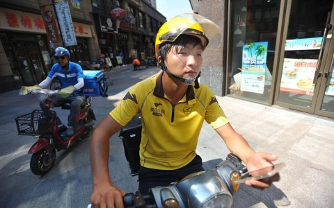 外卖小哥助人回家（外卖小哥助人回家视频）
