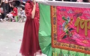 潮汕祠堂的祠堂功能 模特踩潮汕祠堂八仙桌拍照