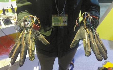 翻译手套助聋哑人（聋哑人手语手套）