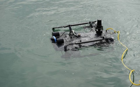 钓鱼大爷钓到潜水机器人（水下抓鱼机器人）