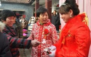 坐在爸爸上面吃饭 爸爸吃饭时还要放在里面