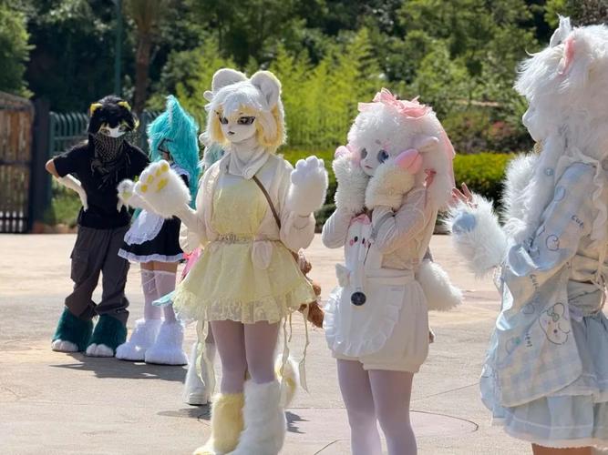 保安大叔恐龙cos巡逻(保安大叔恐龙cos巡逻视频)