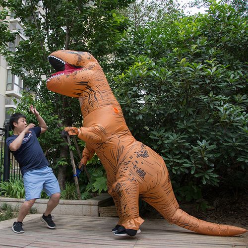 保安大叔恐龙cos巡逻(保安大叔恐龙cos巡逻视频)