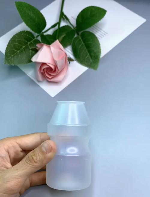 蜜蜂学会开瓶盖(蜜蜂打开饮料瓶)