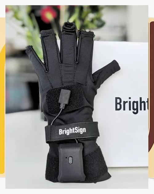 翻译手套助聋哑人（聋哑人手语手套）