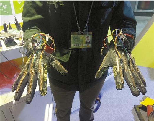 翻译手套助聋哑人（聋哑人手语手套）