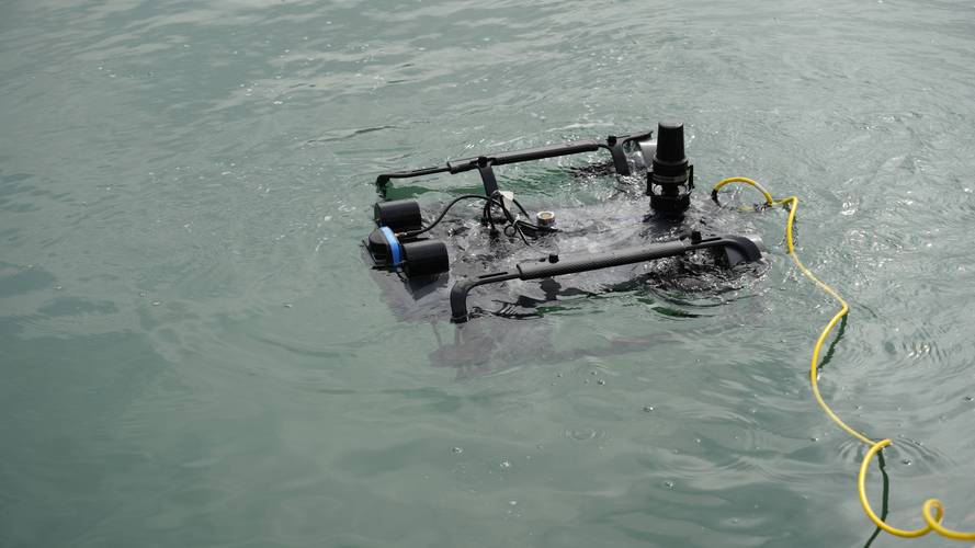 钓鱼大爷钓到潜水机器人(水下抓鱼机器人)